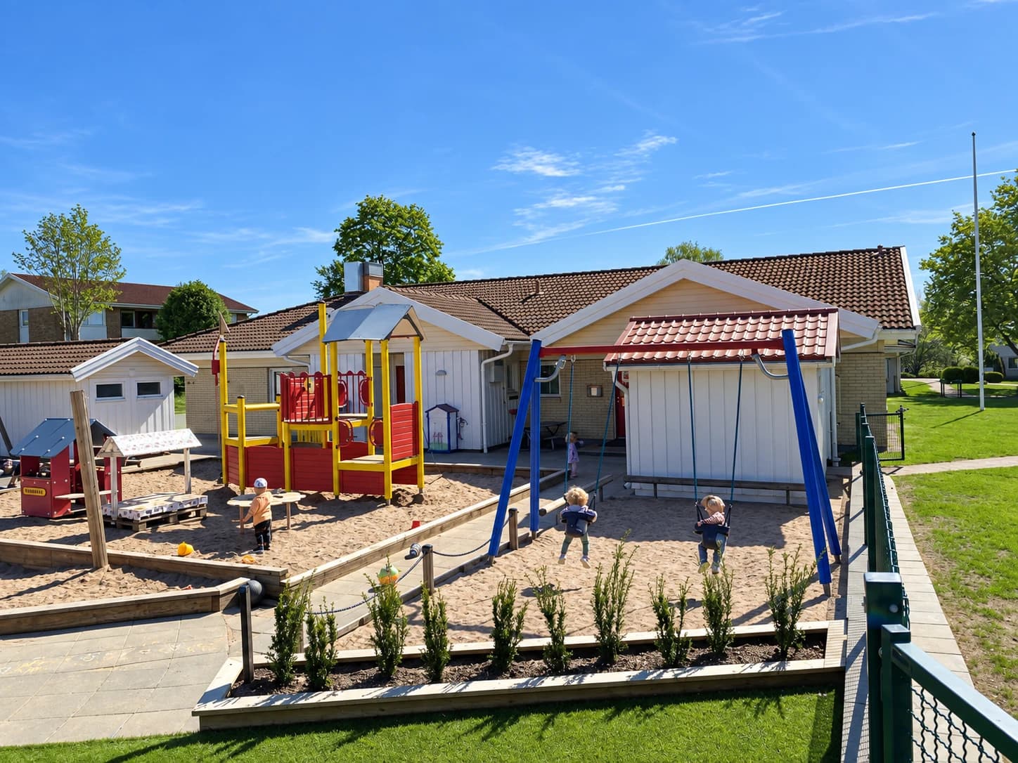 Barn leker på Pilgårdens förskolas gård